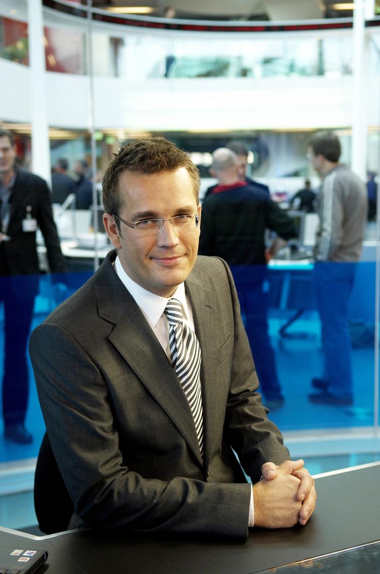 Internationalt. DR's tidligere, prominente studievært Jeppe Nybroe har været holdt fanget af en kriminel bande i Mellemøsten. 