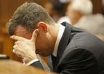 tiltalt. Oscar Pistorius puts skjuler sit ansigt under retssagen. 