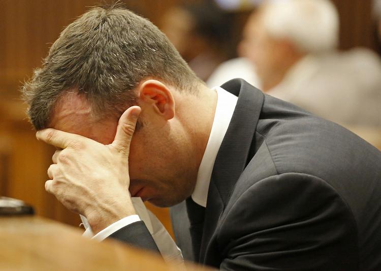 tiltalt. Oscar Pistorius puts skjuler sit ansigt under retssagen. 