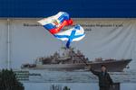Krim. En prorussisk demonstrant svinger med det russiske flag foran den ukrainske flådes hovedkvarter i Sevastopol på Krim. Netop 'Sevastopol' bliver navnet på et af de to franske krigsskibe, som russerne har købt. 