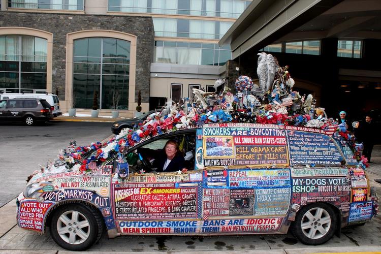 Frihedskæmper. Fra forhjul til bagklap er Lynda  Farleys bil udsmykket med slogans om frihed, amerikanske symboler og julelamper. Her ankommer hun til weekendens republikanske folkemøde. - Foto: 