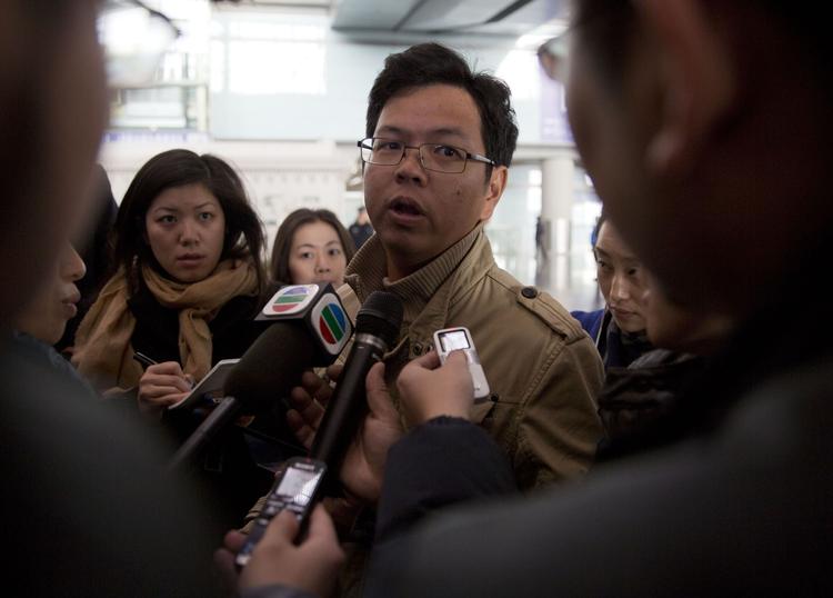 Ulykke. En mand, der har pårørende om bord på flyet, fortæller sin historie i lufthavnen i Beijing. 
