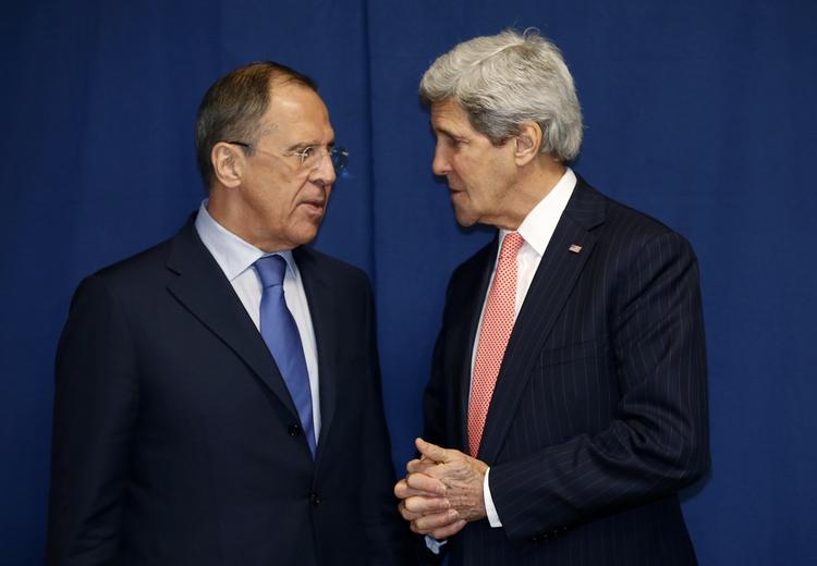 Sanktioner. Det vil ramme USA som en boomerang, hvis præsident Barack Obama, udenrigsminister John Kerry (højre) og resten af den amerikanske regering vælger at indføre sanktioner mod Rusland, siger den russiske udenrigsminister Sergey Lavrov (venstre). 