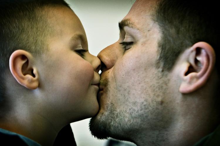 Fædre. Mændene viser, at de er lige så gode til at vise omsorg, nærhed, kærlighed og kan trøste barnet, som kvinder kan bestride lederposter og sidde i bestyrelser, skriver  Gertrud Christensen og Mrutyuanjai Mishra. 