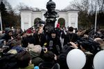 Krim. Demonstration i Simferopol i går for indbyggere, der mener, at Krim skal være en del af Ukraine. Det var dog flere pressefolk end demonstranter, rapporterer Politikens fotograf. 