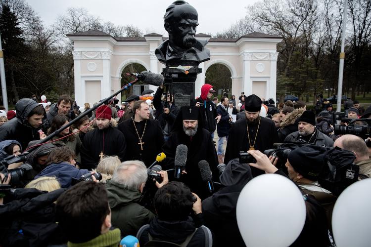 Krim. Demonstration i Simferopol i går for indbyggere, der mener, at Krim skal være en del af Ukraine. Det var dog flere pressefolk end demonstranter, rapporterer Politikens fotograf. 