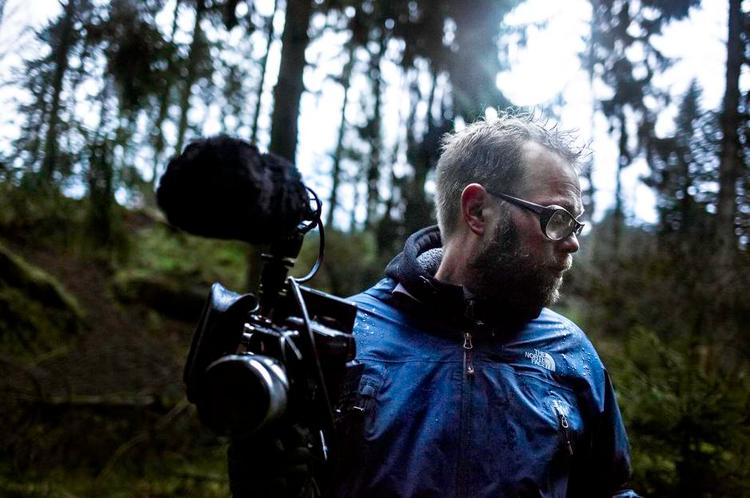 Selfievideo. I 'Naturen Live' på TV2 Fri lagde Lars Ostenfeld hver dag film ud på facebook, hvor han fortalte om områdets dyr. 