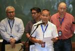 Forsvundet. Der er ikke modtaget nødsignaler fra piloten på det forsvundne fly, fortæller administrerende direktør for Malaysia Airlines, Ahmad Jauhari Yahya på et pressemøde. 