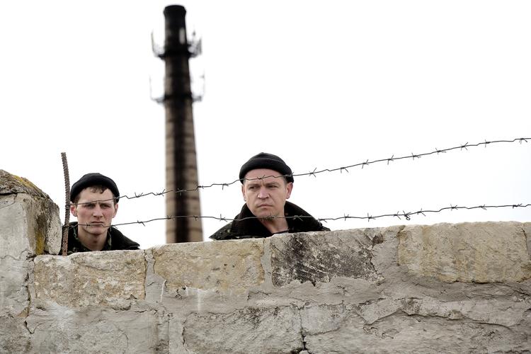 Krim. En ukrainsk militærbase 20 kilometer fra Simferopol under belejring. 