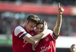 2-1. Mikel Arteta (th) blev beordret til at sparke sit straffespark en gang til, da Oliver Giroud var for hurtig til at søge ind i feltet. 