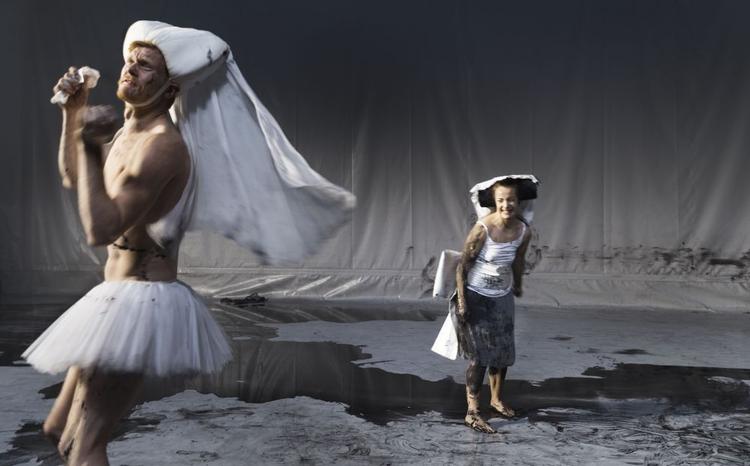 plastiksjæl. Kim Skotte har forladt filmmediet for en stund, da han blev fortryllet af den sjælelige scenografi i Det Røde Rums stykke 'Metamorfoser', der udspiller sig i et rum konstrueret af en grå plasticpresenning. 