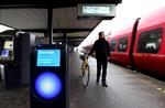 Prisrod. Tager Kasper Hovgaard cyklen de sidste kilometer til arbejdet fra Friheden Station, koster turen 20 kroner. Hvis han derimod hopper på en bus ved stationen og kører længere i offentlig transport, koster turen kun 15 kroner. 
