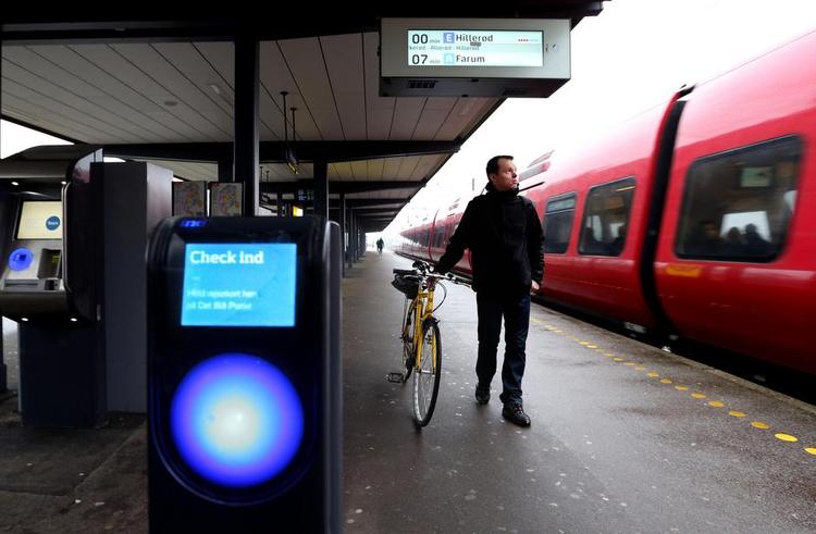 Prisrod. Tager Kasper Hovgaard cyklen de sidste kilometer til arbejdet fra Friheden Station, koster turen 20 kroner. Hvis han derimod hopper på en bus ved stationen og kører længere i offentlig transport, koster turen kun 15 kroner. 