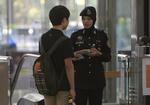 Kontrol. Sikkerheden i Kuala Lumpurs lufthavn er en af de ting, som skal undersøges. Her får en passager kontrolleret sine papirer. 