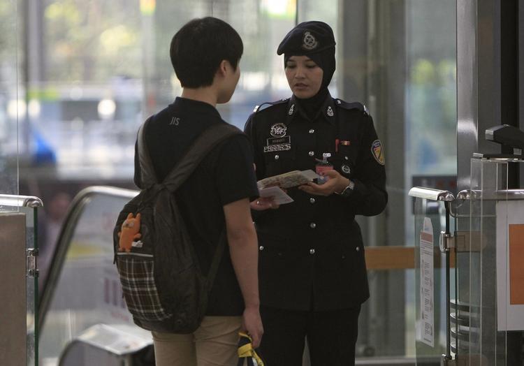 Kontrol. Sikkerheden i Kuala Lumpurs lufthavn er en af de ting, som skal undersøges. Her får en passager kontrolleret sine papirer. 