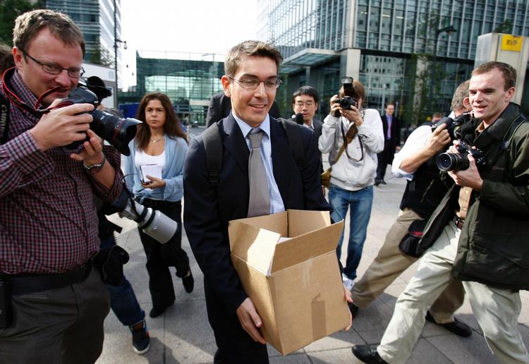Kollaps. Det var investeringsbanken Lehman Brothers kollaps i 2008, som for alvor fik finansmarkederne til at kollapse. Medarbejderne bar deres ting ud i papkasser efter konkursbegæringen. Cirka et år efter kollapset begyndte det atter at gå fremad for aktiemarkedet. 