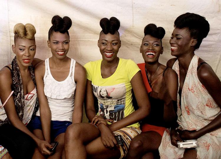 Ventetid. De ventende modeller backstage til Dakar Fashion Week 2013 i Senegal har mobilerne fremme. Afrikanske modefans er connected. 