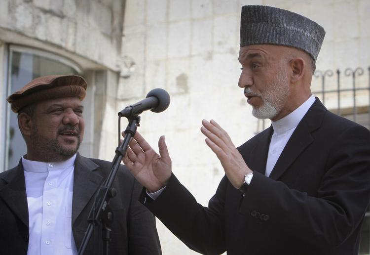 Dødsfald. Mohammad Qasim Fahim (til venstre) ses her sammen med Hamid Karzai, der sørger over sin vicepræsidents død. 