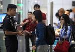 Tragedie. Sikkerheden i lufthavnen i Kuala Lumpur er noget af det, som er i søgelyset i efterforskningen. Her bliver passagerer kontrolleret i går, efter at flyet var meldt savnet 