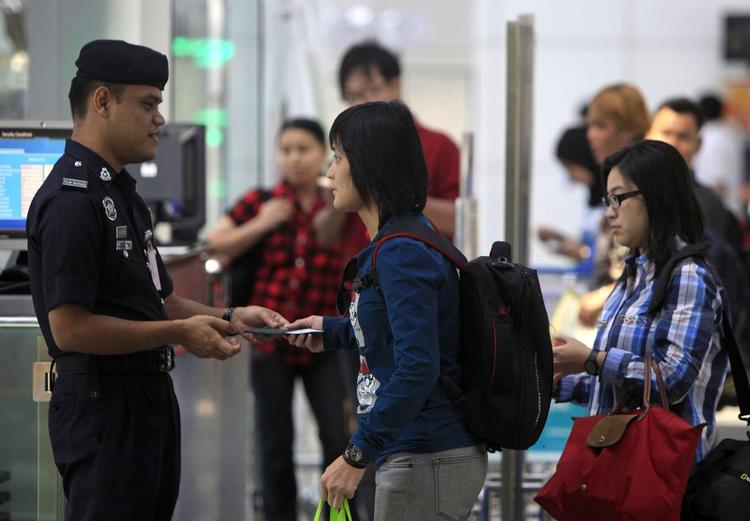 Tragedie. Sikkerheden i lufthavnen i Kuala Lumpur er noget af det, som er i søgelyset i efterforskningen. Her bliver passagerer kontrolleret i går, efter at flyet var meldt savnet 