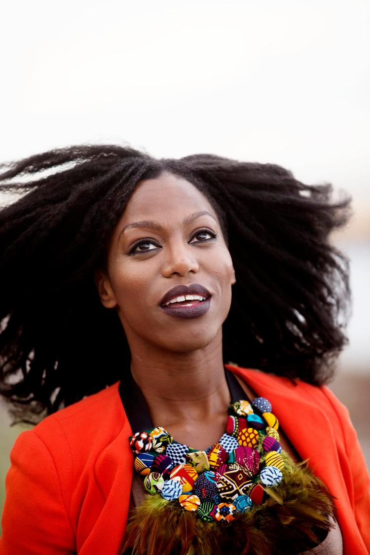 Sammensat. Taiye Selasi første roman bygger på hendes eget ophavs historie og migration. I den splittede familie er der et tvillingepar, ligesom hun selv er tvilling. 