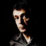 Hyldet. Den franske litteraturunderviser Pierre Lemaitres bælgravende sorte og stærkt spændende krimimareridt, 'Alex' ankommer til Danmark med flyvende faner og alle de internationale priser, en krimi kan få. 