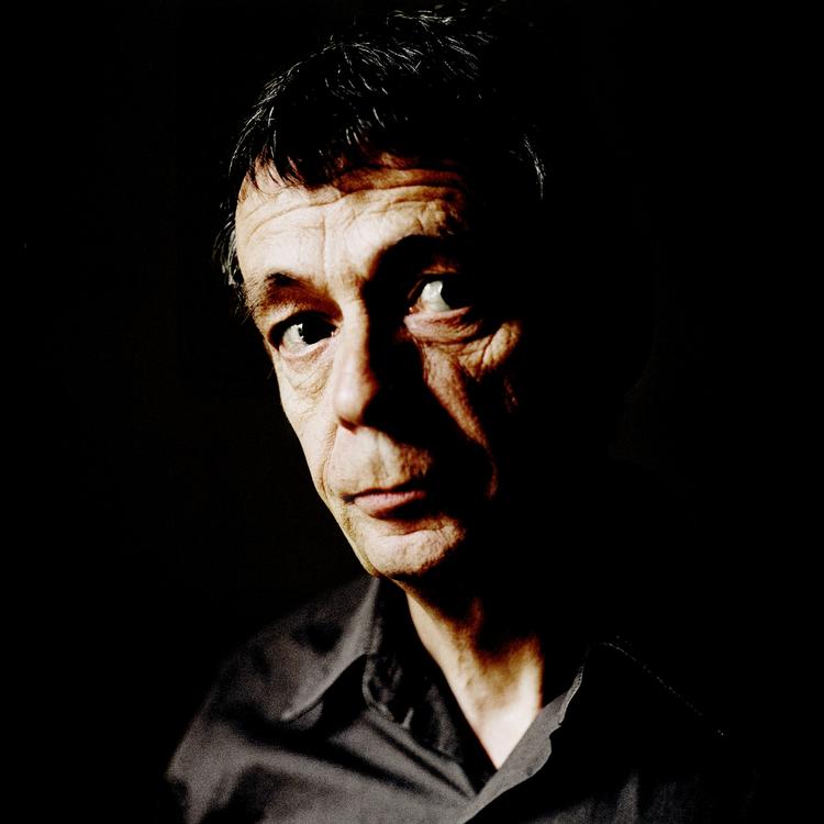 Hyldet. Den franske litteraturunderviser Pierre Lemaitres bælgravende sorte og stærkt spændende krimimareridt, 'Alex' ankommer til Danmark med flyvende faner og alle de internationale priser, en krimi kan få. 