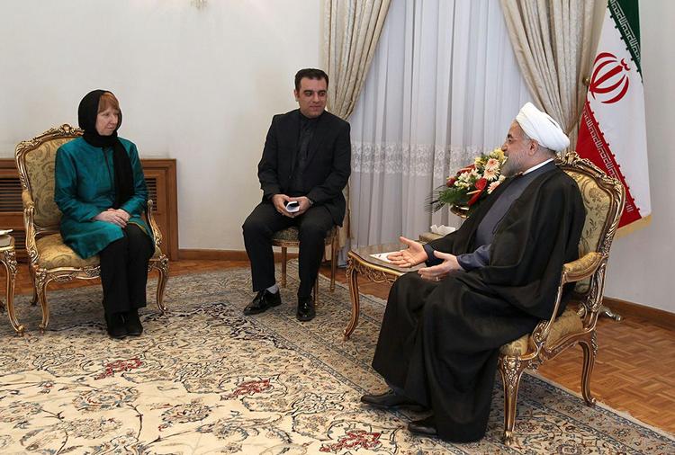 Diplomati. Catherine Ashton har blandt andre mødtes med Irans præsident, Hassan Rouhani, under sit besøg i Teheran. 