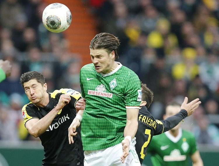 FAIRPLAY. Ved stillingen 2-0 til Werder Bremen fik Aaron Hunt dommeren til at omstøde en forkert kendelse. 