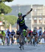 SUVERÆN. Med Colloseum i baggrunden rækker Alejandro Valverde armen i vejret som vinder af Roma Maxima. Foto: RCS Sport. 