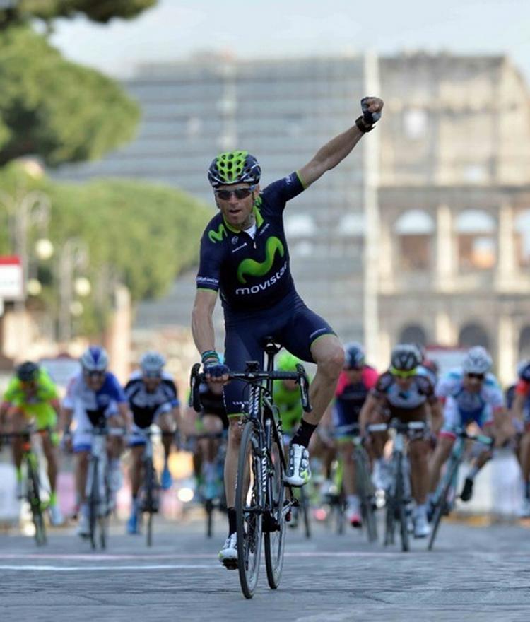 SUVERÆN. Med Colloseum i baggrunden rækker Alejandro Valverde armen i vejret som vinder af Roma Maxima. Foto: RCS Sport. 
