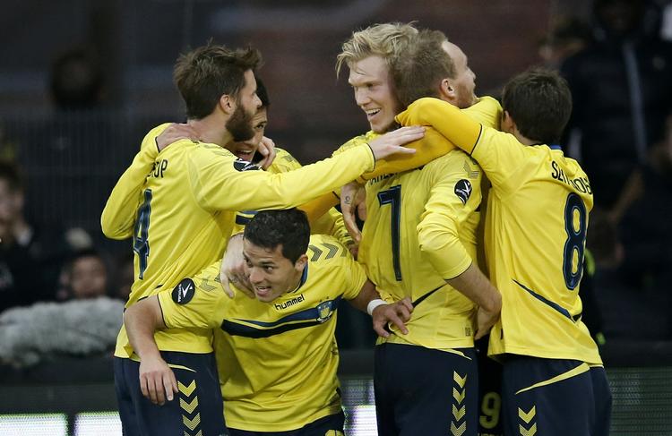 1-0. Efter at have scoret det første af sine to mål mod FC Nordsjælland undslipper Riza Durmisi klumpen af jublende medspillere. 
