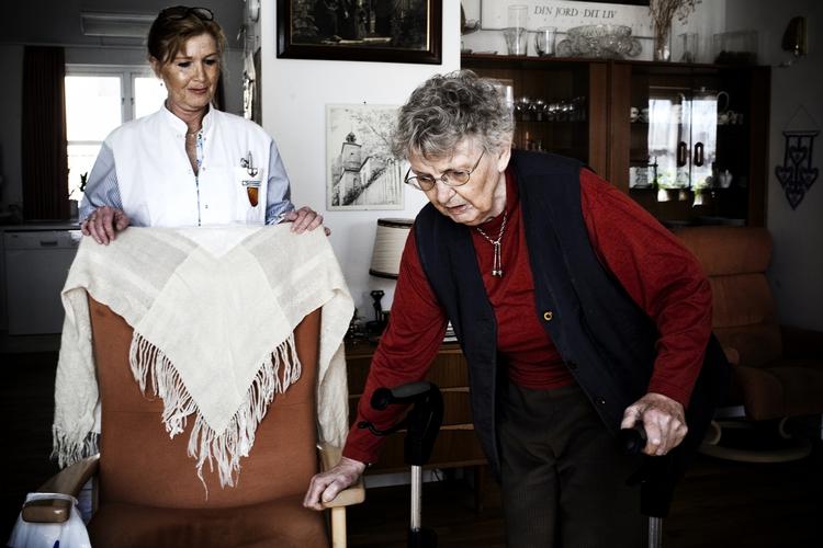 Stop. I Københavns Kommune skal plejepersonalet ikke længere hive stopuret frem under hjemmebesøg. 