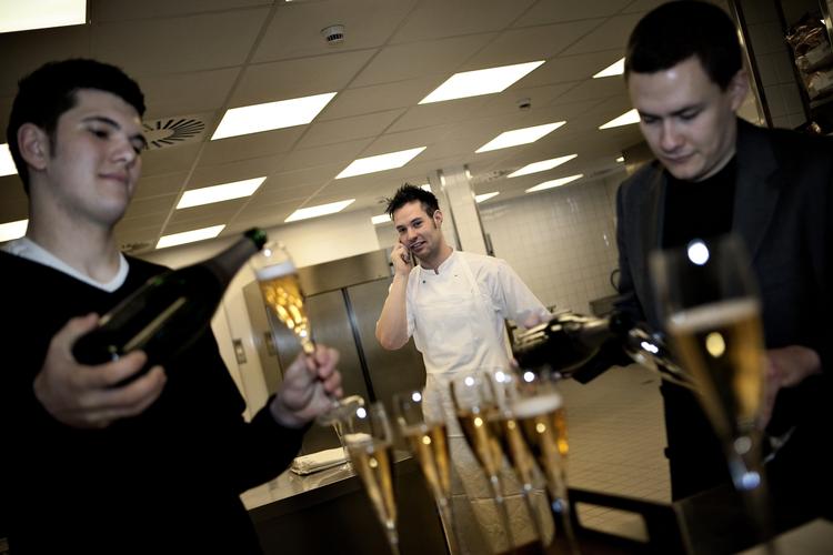 Stjerneuddeling. Ronny Emborg (midten) har tidligere fået en michelinstjerne for sin mad, da han stod i køkkenet på restaurant AOC. Nu spås han gode chancer for at hive én hjem til sin nye arbejdsplads, Hotel d'Angleterre. Afgørelsen falder onsdag kl. 11. (arkivfoto) 