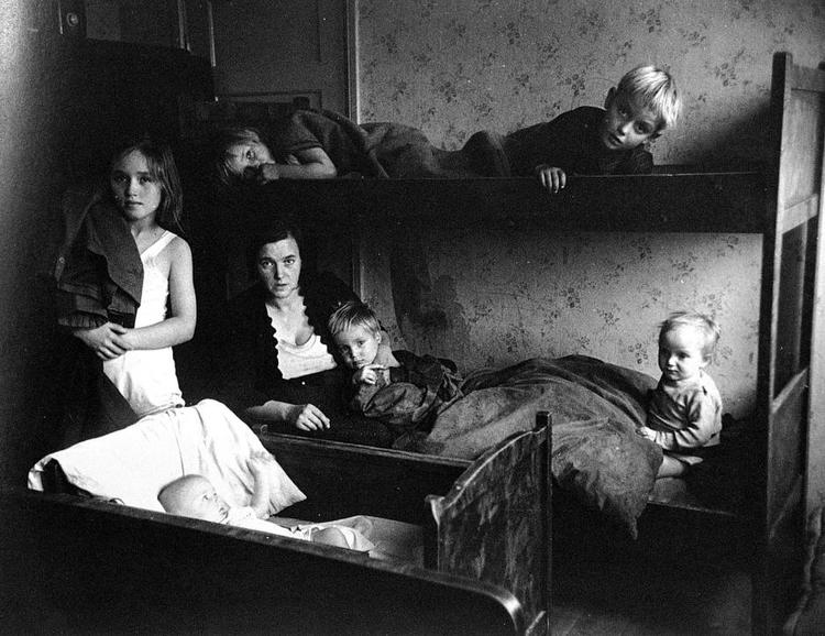 Mange. Jord- og betonarbejder Georg Olsen og hustru havde i 1949 lejet en lille toværelses på Nørrebro. der stod fire senge i soveværelset til mor, far og seks børn. Spædbarnet sov i sin egen, de fire større i køjesengen og den ældste datter sammen med mor og far. 