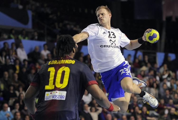 Med. Simon Kristiansen - her i aktion for sin tidligere klub BSV mod Barcelona - er klar til landsholdet igen. 