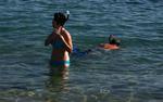 Afkøling. Et par turister tager sig en dukkert på på den populære egyptiske strand, Sharm el-Sheikh. 