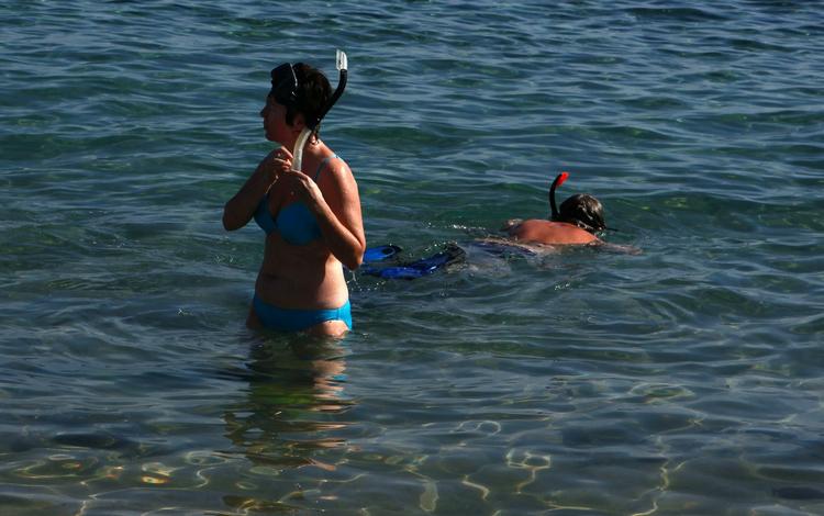 Afkøling. Et par turister tager sig en dukkert på på den populære egyptiske strand, Sharm el-Sheikh. 
