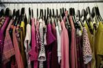 Genbrug. Tøjkæder som H&amp;M er begyndt at indsamle gammelt tøj med henblik på at bruge det i ny produktion, skriver Selina Juul. 