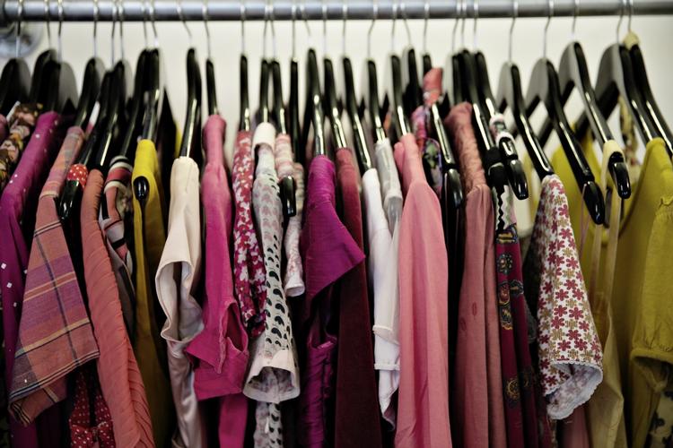 Genbrug. Tøjkæder som H&amp;M er begyndt at indsamle gammelt tøj med henblik på at bruge det i ny produktion, skriver Selina Juul. 