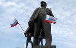 URO. Der viftes med det russiske flag under en prorussisk demonstration i Donetsk i det østlige ukraine. 