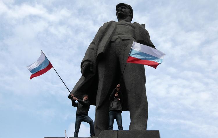 URO. Der viftes med det russiske flag under en prorussisk demonstration i Donetsk i det østlige ukraine. 