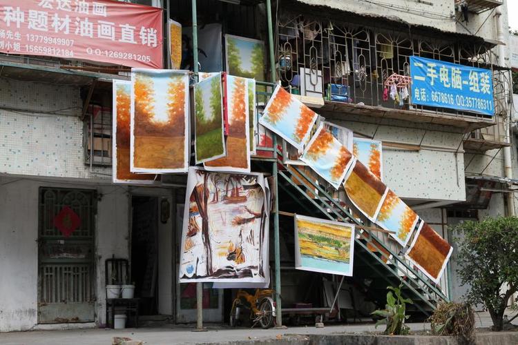 Kopier. Her luftes nogle af de kinesiske kopimalerier fra A Kassens udstilling 'A Kassen Carnegie Art Award' i Xiameng Painting Village i Kina. Måske er der mere i kopierne, end det vestlige øje ser. 
