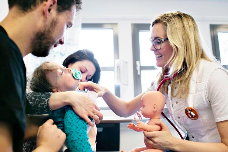 Patientkontakt. Den travle læge Nanna Skytt undersøger Abdullah på to år, der har symptomer på astmatisk bronkitis. Samme dag kunne han forlade den akutte børneafdeling på Hvidovre Hospital med forældrene Reyhan D. Cetin og Ferhat Tunc. 