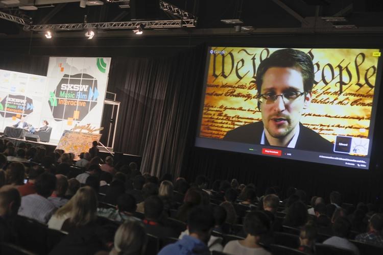 Storskærm. Edward Snowden taler via et topsikret videolink. 