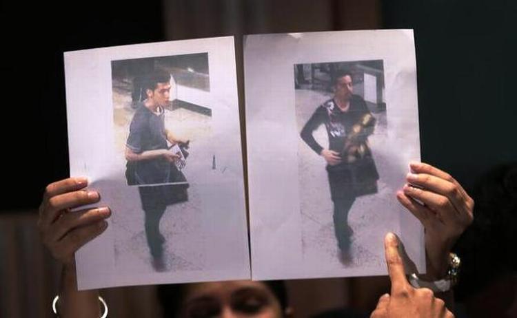 PASSAGERER. Malaysisk politi viser billederne af de to mænd, der rejste med det nu savnede fly fra Kuala Lumpur til Beijing på stjålne pas. Et vidne siger til BBC, at de er asylansøgere. 