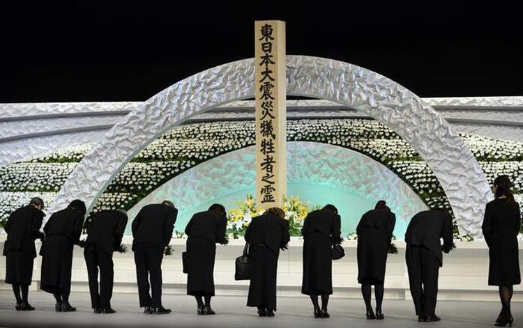 MINDECEREMONI. Pårørende til dødsofre fra 11. marts 2011 fotograferet under en mindehøjtidelighed i Tokyo. 