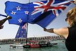 FLAGSKIFTE. New Zealands befolkning skal afgøre, om landet skal have et nyt flag i stedet for det hidtidige med Sydkorset og Union Jack. Her vifter en kiwi med flaget under en kapsejlads. 