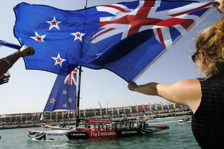 FLAGSKIFTE. New Zealands befolkning skal afgøre, om landet skal have et nyt flag i stedet for det hidtidige med Sydkorset og Union Jack. Her vifter en kiwi med flaget under en kapsejlads. 