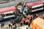 ANGREB. Redningsarbejdere ved et af de bomberamte tog i Madrid for ti år siden. Terrorbombernes ofre er blevet mindet i dag i Spanien. 